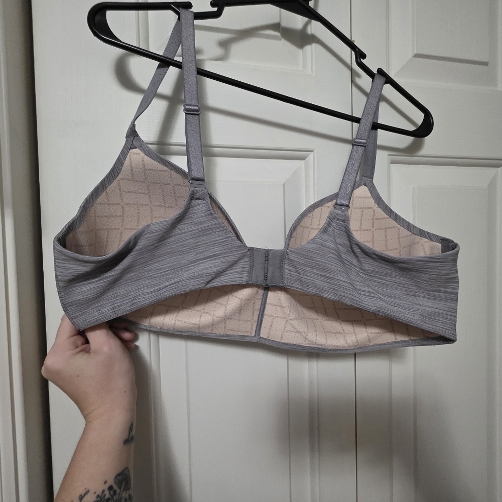 Victoria's Secret Wireless Convertible Light Padded Bra Size 38d - Picture 2 of 7